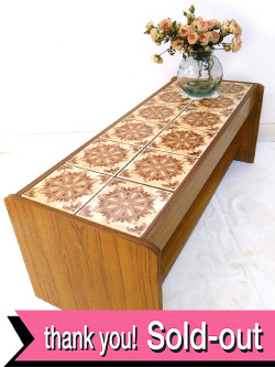 １９４０年代：英国カントリーサイドのお花のタイルたち♪大きくて美しい木製のテーブル