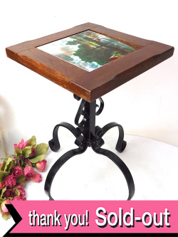 ＜英国ビンテージ＞英国カントリーサイドの風景のアンティークタイル♪黒いアイアンが美しいスモールテーブル