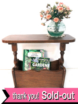 １９３０年代：木のぬくもりが優しいぶ厚い無垢のオールドオークのマガジンラックが付いたコーヒーテーブル