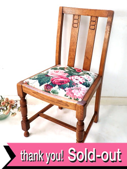 ＜英国オールドパイン家具＞１９３０年代：パイン材がいいお味になった英国アンティークのバラの座面の椅子