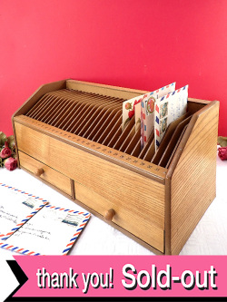 １９３０年代：レア♪木のぬくもりが優しいパイン材のカントリーなアンティークの書類ラック