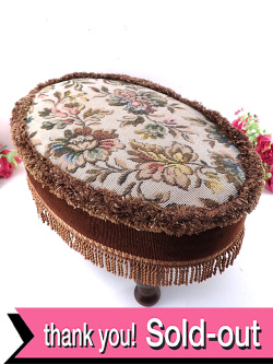 １９３０年代：お花模様のゴブラン織り♪フリンジも優雅な英国アンティークのフットスツール