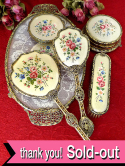 １９３０年代：優雅なオールドローズのプチポワン♪真鍮細工が美しいドレッシングセット「６点セット」