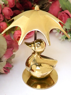 １９３０年代：傘をさした可愛いアヒルさん♪金色に輝く無垢の真鍮の大きな愛らしい置物