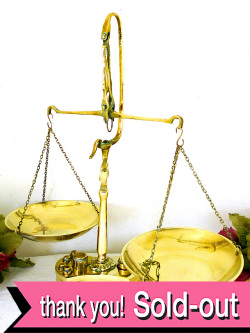 １９３０年代：とても珍しい無垢の真鍮でつくられた天秤型の大きなはかり