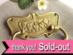 木の模様の真鍮の取っ手