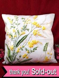 ＜デッドストック：未使用品＞英国カントリーサイドの野の花♪黄色いお花たちが愛らしい刺しゅう（プリント）の大きなクッション「中のクッション付」
