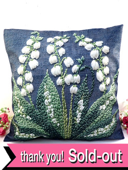 ＜デッドストック：未使用品＞白い可憐なスズランのお花たち♪優しい刺しゅう（プリント）の大きなクッション「中のクッション付」