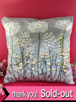 ＜デッドストック：未使用品＞白と黄色の優しい野の花たち♪温かな刺しゅう（プリント）の大きなクッション「中のクッション付」