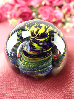 ＜英国ハンドメイド＞濃紺と黄色♪素晴らしいマーブル模様のスモールサイズのペーパーウェイト