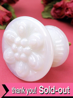 とても珍しい英国ミルクガラスのドアノブ