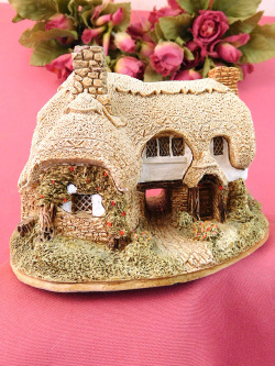 ＜Lilliput Lane＞「Ostlers Keep」♪真ん中に通路がある珍しくて大きなカントリーコテージフィギュア