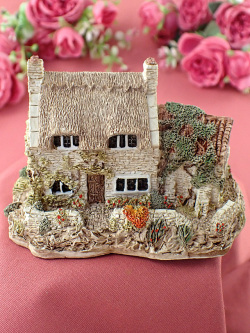 ＜Lilliput Lane＞「Cobblers Cottage」♪屋根の上に覆いかぶさるつる植物のオールドコテージのフィギュア