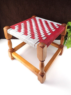 ＜英国ミッドセンチュリー＞赤とオフホワイトの座面のデザインが素敵♪紐の編み込みのがっちりとしたカントリーなスツール