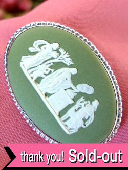 ＜英国スターリングシルバー＞「ウェッジウッド」3人の女神様の貴重なグリーンジャスパーの銀細工がきれいで大きなブローチ「ウェッジウッドの専用BOX＆ミニパンフ付」