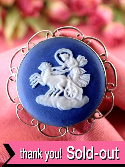 ＜英国スターリングシルバー：ウェッジウッド＞レア♪天空の馬車を駆る女神様♪貴重なロイルブルージャスパーの大きなブローチ