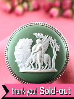 ＜ウェッジウッド：英国スターリングシルバー＞ペガサスと神様♪珍しいグリーンジャスパーの大きなブローチ