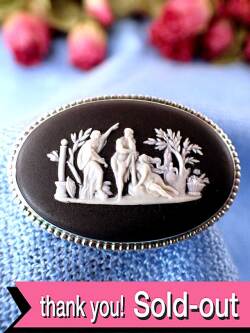 ＜ウェッジウッド：スターリングシルバー＞3人の女神様の貴重なブラックジャスパーの大きなブローチ