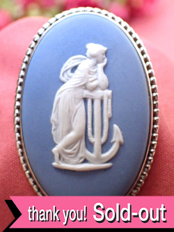 ＜ウェッジウッド：スターリングシルバー＞ブルージャスパー♪優雅な女神様の大きなブローチ「お箱付」
