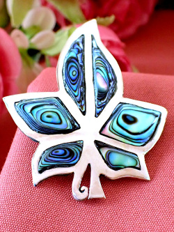 ＜英国ビンテージ＞美しいカエデのデザイン♪虹色に輝くパウア貝も素敵なシルバープレートの貴重なブローチ