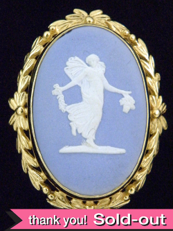 ＜ウェッジウッド＞１９５０年代：ジャスパーのお花を持つ女神のロールドゴールドのとても大きなブローチ