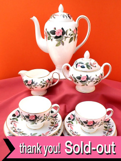 ＜廃盤レア♪ウェッジウッド＞１９５９年：完全フルセット「HATHAWAY ROSE（ハザウェイローズ）」のティーフォーツー「９点セット：トリオ専用ディスプレイスタンド２つ付」
