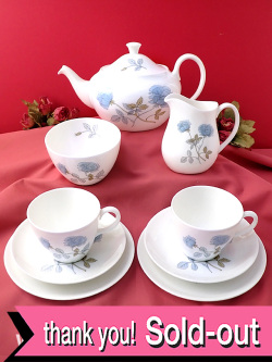 ＜廃盤レア♪ウェッジウッド＞完全フルセット♪「ICE ROSE（アイス・ローズ）」の貴重な水色のバラのティーフォーツー「９点組：トリオ専用ディスプレイスタンド付」