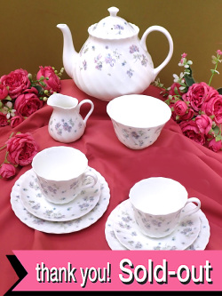 ＜廃盤レア♪ウェッジウッド＞「APRIL FLOWERS」やさしい忘れな草♪「エイプリールフラワーズ」愛らしいお花たちのティーフォーツー「９点セット：トリオ専用スタンド2個付」