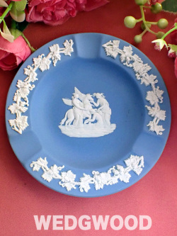 ＜廃盤レア♪ウェッジウッド＞ペガサスの世話をしている三人の女神様のレリーフ♪ブルージャスパーのスモールプレート「スタンド付」