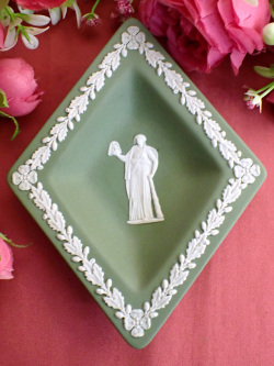 ＜WEDGWOOD＞ギリシャ神話の女神さまのレリーフ♪ウェッジウッドのグリーンジャスパーのひし形のプレート