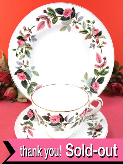 ＜廃盤レア♪ウェッジウッド＞１９５９年：「HATHAWAY ROSE（ハサウェイ・ローズ）」のピンクのバラのトリオ「専用スタンド付」