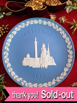 ＜英国流クリスマス：ウェッジウッド限定品＞１９７０年「TRAFALGAR SQUARE」♪ロンドンのトラファルガー広場のブルージャスパーのクリスマス・プレート「ディスプレイスタンド付き」
