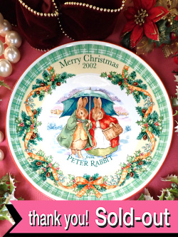 ＜英国流クリスマス＞「ウェッジウッド限定品」2002年：ビアトリクス・ポターさん♪クリスマスのお買い物♪ピーターラビットのクリスマス・プレート「オリジナルBOX付き」