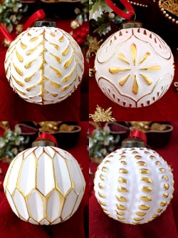 ＜英国流クリスマス：未使用品＞白地に金色のボール♪クリスマスツリーのとても大きなツリーオーナメント