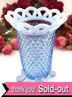 １９４０年代：英国ハンドメイド♪透かし細工が優雅な水色ガラスのアートフルなフラワーベース