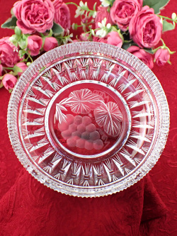 ＜英国ミッドセンチュリー＞立体的なぶどうの実と葉のグラヴィール装飾♪とても美しいクリスタルガラスのお皿