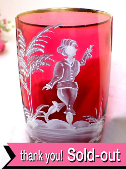 ＜ハンドペイント＞「Mary Gregory」（1856-1908）♪ウキペディアでも紹介されているアーチストのメアリー・グレゴリーの手描きの赤グラス「蝶々を追いかける少年」
