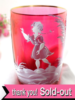 ＜ハンドペイント＞「Mary Gregory」（1856-1908）♪ウキペディアでも紹介されているアーチストのメアリー・グレゴリーの手描きの赤グラス「蝶々を追いかける少女」