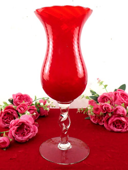 ＜英国ミッドセンチュリー＞優雅な赤ガラス♪高さ３２．５cmアートフルなフォルムが美しい特大のフラワーベース