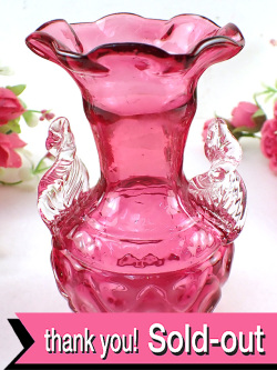 ＜英国アンティーク＞１８７０年代：ヴィクトリアン時代♪とても貴重なクランベリーガラスの優雅なフラワーベース