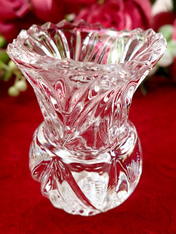 ＜英国ミッドセンチュリー＞お花模様が美しいガラス細工♪ぽったりとしたクリスタルガラスのスモールフラワーベース