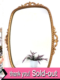 ＜英国ミッドセンチュリー＞華やかなヴィクトリアンデザイン♪全長７２cm金色に輝くとても大きな壁掛けミラー