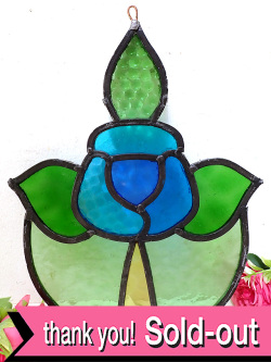 １９３０年代：カントリーな色ガラスのお花♪アンティークのステンドグラスの大きなお花のウォールオーナメント