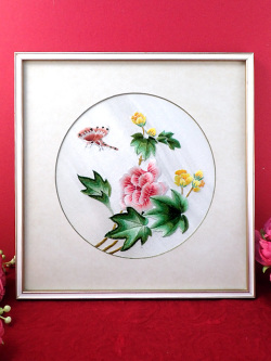 ＜英国ミッドセンチュリー＞ボタンのお花と蝶々♪英国カントリーサイドのシルク刺しゅうの額