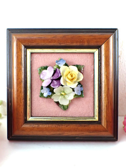 ＜英国ハンドメイド＞立体的なお花たちの陶器細工♪華やかなバラのお花たちのブーケの額