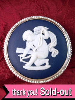 ＜ウェッジウッド：スターリングシルバー＞愛らしい天使が描かれた貴重なポートランドブルージャスパーの大きなブローチ