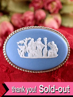 ＜英国スターリングシルバー＞「ウェッジウッド」3人の女神様のブルージャスパーの銀細工がきれいで大きなブローチ