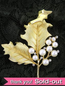 ＜１９６０年代：TRIFARI＞トリファリの金色のリーフとパールの大きめブローチ