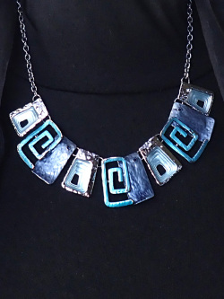 ＜英国ビンテージ＞ポストモダン♪銀色のモチーフたちがまるでアートな現代美術品のようなネックレス