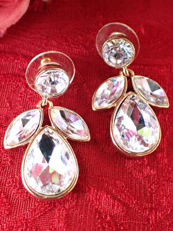 ＜英国ミッドセンチュリー＞ひときわ輝く大粒クリスタル♪揺れるチャームが美しいゴールドプレートのピアス